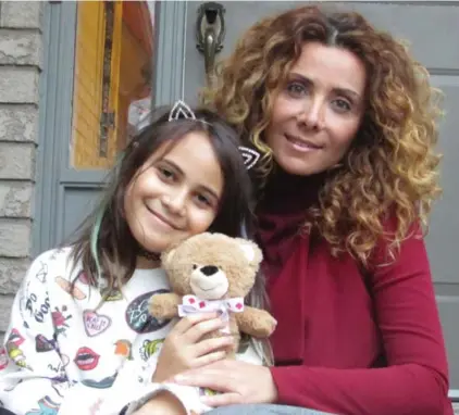  ?? HASSAN NAFAA ?? Sasha Nafaa, 9, and her mother Mirna El Sabbagh. Sasha, who gave a voice to the toy bear, was a refugee herself, coming to Canada in 2015.