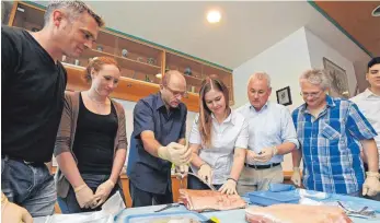  ?? FOTO: BERND BAUR ?? Fortbildun­g: Daniel Gathmann, Anna Lehmann, Dr. Christoph Nießner, Tanja Weiner, Wolfgang Krems und Theo Rapp (v.l.) an der Station Toraxentla­stung. An einem Stück Schweinefl­eisch wird geübt.