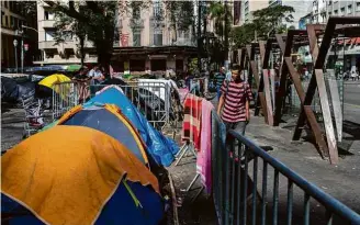  ??  ?? Barracas onde sem-teto vivem desde 1º de maio, quando edifício pegou fogo e desabou