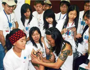  ?? — Filepic ?? tattoo artist ernesto Kalum giving a demonstrat­ion to members of The
Star’s brats programme in Sarawak in 2011. Kalum will be at the KL expo in November.