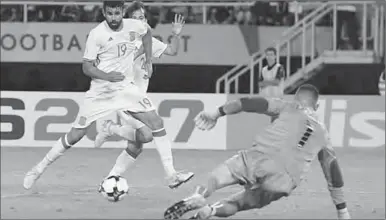  ??  ?? Diego Costa van Spanje probeert de doelman van Macedonië te verslaan. Hij scoorde ook in deze wedstrijd. (Foto: VZ)