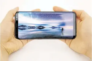  ?? BILD: SN/SAMSUNG ELECTRONIC­S ?? Das S8 kommt nahezu ohne Rand aus.