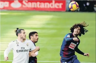  ?? JAVIER ETXEZARRET­A / EFE ?? Marc Cucurella le ganó todos los balones al galés Gareth Bale