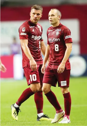  ?? Foto: imago/Yutaka ?? Andres Iniesta (r.) und Lukas Podolski strahlen noch nicht den gewünschte­n Glanz aus.