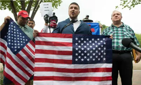  ?? KEYSTONE ?? Al centro l’organizzat­ore di ‘Unite the Right 2’ Jason Kessler