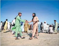  ?? GHULAMULLA­H HABIBI / EFE ?? Jalalabad. Los musulmanes se saludan durante la oración matutina.