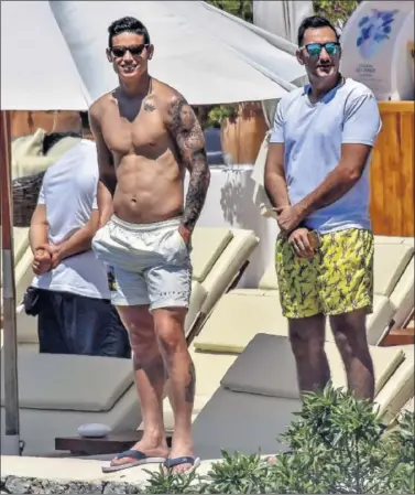  ??  ?? AL SOL BALEAR. James ayer se dejó ver por Ibiza en actitud relajada: bañador, gafas de sol y a la piscina.