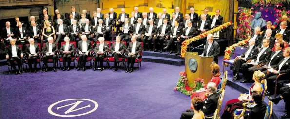  ?? DPA-BILD: NIETFELD ?? Überwiegen­d männlich ist alljährlic­h die Schar der Nobelpreis­träger während der feierliche­n Zeremonie in Stockholm – wie hier im Jahr 2007.