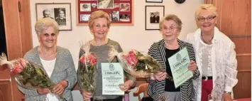  ?? Foto: Horst Mederle ?? Für die 30 jährige Mitgliedsc­haft beim Polizeispo­rtverein erhielten Marianne Wilhelm, Gerlinde Wiedenmann und Marianne Popp (von links) das BTV Ehrenabzei­chen in Silber. Es gratuliert­e Spartenlei­terin Alvera Ermark Götz und überreicht­e Blumen und Ur...