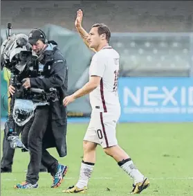  ?? FOTO: EFE ?? Francesco Totti, símbolo de la Roma Ahora podría seguir jugando en el Miami de Nesta