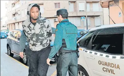  ?? FOTO: EFE ?? Semedo, esposado Así llegó y salió del Juzgado en el que prestó declaració­n ayer, antes de ingresar en la prisión de Picasent