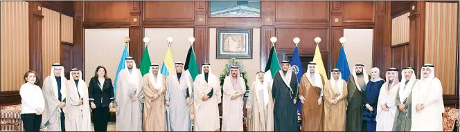  ?? KUNA photo ?? HH the Amir receiving HH the Prime Minister and the new Cabinet members.