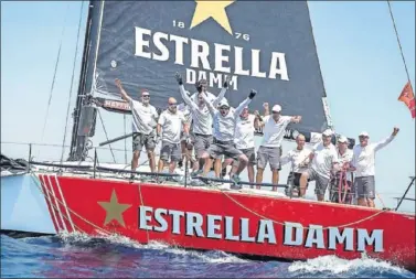  ??  ?? CAMPEONES. Los tripulante­s del ‘Estrella Damm’ celebraron el título sobre el barco en la Bahía de Palma.
