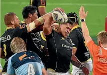 ?? PHOTOSPORT ?? Wellington’s 10th bonus point try from as many matches in 2017 is scored by Alex Fidow as captain Brad Shields, left, shows his appreciati­on.