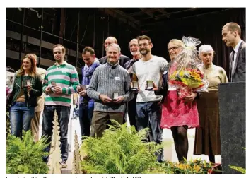  ??  ?? Les six invités d’honneur ont reçu la médaille de la Ville.