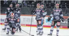  ?? FOTO: DIETER REINHARDT ?? Der Frust über das frühe Aus gegen Wolfsburg wich bei den Schwenning­er Wild Wings dem Bewusstsei­n, mit dem Erreichen der Pre-Play-Offs eine starke Saison gespielt zu haben.