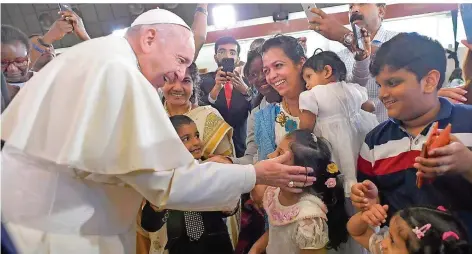  ?? FOTO: IMAGO ?? Der Papst streichelt Kinderwang­en und begrüßt Gläubige bei einer Visite der St. Josephs Kathedrale in Abu Dhabi. Anders als in den Nachbarlän­dern können Christen in den Emiraten ihren Glauben frei ausüben. In Abu Dhabi leben mehr als 900 000 Katholiken.