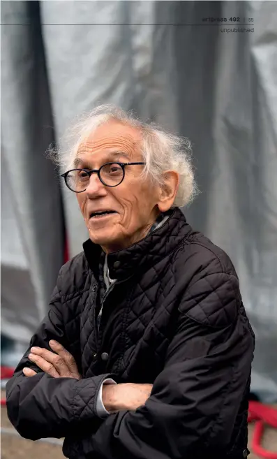  ??  ?? Christo lors du premier test en conditions réelles pour le projet de l’Arc de triomphe, chez Les Charpentie­rs de Paris.
Bagneux, 16 octobre, 2019. (Ph. Wolfgang Volz © 2019 Christo
and Jeanne-Claude Foundation)