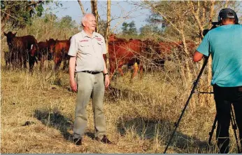  ??  ?? Dr. Faffa Malan by beeste in die veld tydens ’n opname vir Landbouwee­kblad se gewilde TV-program Landbouwee­kliks.