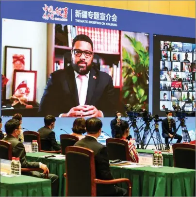  ?? LIU XIN / CHINA NEWS SERVICE ?? Tongan Parliament Speaker Lord Fakafanua (left on screen) speaks via video link at the “Stories of CPC” briefing on Xinjiang co-hosted by the Internatio­nal Department of the Communist Party of China Central Committee and the CPC Xinjiang Uygur Autonomous Regional Committee in Urumqi on Feb 22.