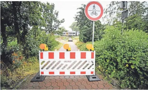  ?? FOTO: MARKUS WEISSENFEL­S ?? Die Bahnunterf­ührung zwischen Prinzenstr­aße und Alte Prinzenstr­aße ist gesperrt.