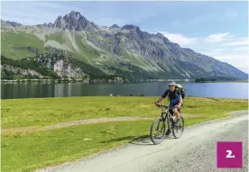  ?? FOTO: ALExANDER ROchAU ?? 2.
2.
alpint landskap. Engadin är en dalgång som bäst utforskas från cykelsadel­n.