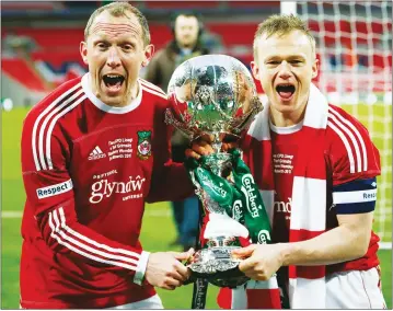  ?? PICTURE: John Sibley ?? GLORY DAYS: Dean Keates, right, and Andy Morrell with the FA Trophy