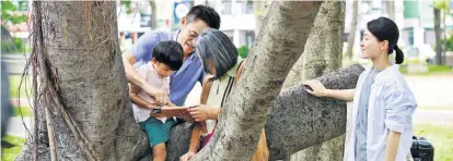  ??  ?? Kurze Momente des Zusammense­ins und der langsamen Annäherung: „A Family Tour“.