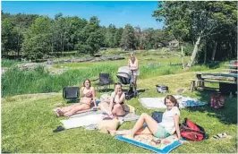  ??  ?? SOLING: Venninnene Nora Høymyr Holmberg, Bente Jannestad, Mette Sanden og Annika Bock nyter sola på Krogshavn i Langesund. De er flinke med å smøre seg når de steker i sola.