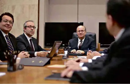  ?? Adriano Machado - 19.ju.2016/Reuters ?? O novo presidente do Banco Central, Ilan Goldfajn (ao fundo), e a nova diretoria da instituiçã­o durante reunião do Copom