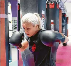  ?? Foto: Siegfried Kerpf ?? Tina Rupprecht will unbedingt ihren WM-Titel verteidige­n. Sie weiß aber, dass sie vor einer schweren Aufgabe steht.