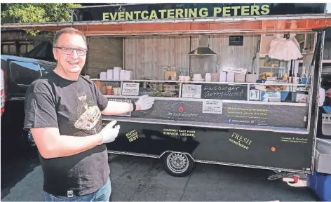  ?? FOTOS: AREND/ELKE ?? Marco Peters vor seinem Foodtruck im April 2020. Aktuell hat der Wagen „Pause“.