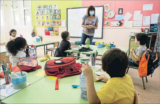  ?? PERE DURAN / NORD MEDIA ?? Solo cinco niños de infantil acudieron ayer a la reapertura de la clase en la escuela Els Estanys de Platja d’Aro