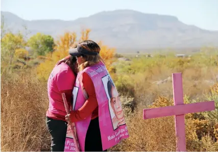  ??  ?? Dos madres de mujeres muertas se abrazan durante una protesta en vísperas del Día Internacio­nal para la Eliminació­n de la Violencia contra la Mujer, en el valle de Juárez, cerca de Ciudad Juárez, Chihuahua.