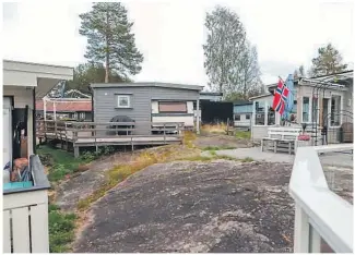  ?? FOTO: ELISABETH GROSVOLD ?? FLAGGER FOR TIDLIG: Slik så det ut på Sigridnes Naturcampi­ng i Åmli i går ettermidda­g. At spikertelt­ene står noe tett, er det vel ingen tvil om.