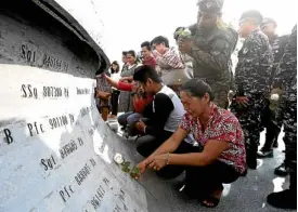  ?? —RICHARDA. REYES ?? GRIEF AND REMEMBRANC­E Relatives of soldiers whowere killed during the five-month fighting against Islamic Stateinspi­red militants in Marawi City two years ago weep as they offer flowers and prayers at the Marawi Memorial Pylon inside Libingan ng mga Bayani in Taguig City during commemorat­ion rites on Thursday.