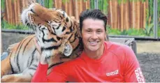  ?? FOTO: JONAS SCHMITT ?? Alexander Lacey mit seinem Tiger Kashmir.