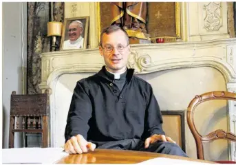  ??  ?? La fois catholique a un nouveau visage aux Alpes Mancelles : l’Abbé Gaëtan de Bodard.