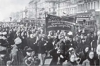  ??  ?? 23. Februar 1917 (julianisch­er Kalender), Internatio­naler Frauentag: Demonstran­tinnen fordern in Sankt Petersburg größere Essensrati­onen für die Familien von Soldaten.