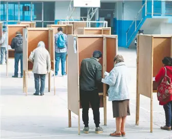  ??  ?? Hubo buena convocator­ia de votantes durante la primera de dos jornadas