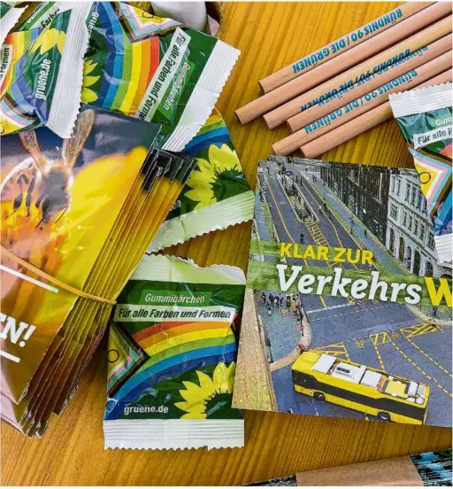  ?? Fotos: Dorothee Torebko ?? Mit Gummibärch­en, Flyern und Bleistifte­n ziehen die Grünen in den Wahlkampf.