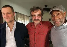  ?? Bild: PRIVAT ?? PODDSNACK. Kasper Collin, Marc Maron och Bennie Maupin efter att podcasten WTF with Marc Maron spelats in i Marons garage i Los Angeles. Bennie Maupin, som medverkar i Collins dokumentär och var bästa vän med Lee Morgan de sista åren, spelade bland...