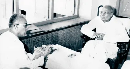  ??  ?? NOVEMBER 1977: RSS sarsanghch­alak Balasaheb Deoras (left) with Jayaprakas­h Narayan at the latter’s residence.