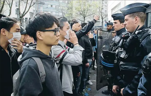  ?? MICHEL EULER / AP ?? Miembros de la comunidad asiática protestan ante la comisaría de policía del distrito XIX de París