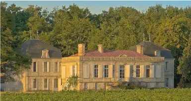  ??  ?? Le vignoble citadin du château Picque-Caillou a livré un pessac-léognan 2016 d’une parfaite harmonie.