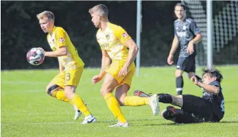  ?? FOTO: THOMAS WARNACK ?? Drei Spieler, die der Partie am Samstag ihren Stempel aufdrückte­n (v.l.) die Mengener David Bachhofer und Yannik Merk. Rechts: Tenshi Kleiner, als er geht, beginnt das Bollwerk des FCO zu bröckeln.