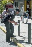  ??  ?? 委內瑞拉貨幣不值錢，有人將大批鈔票丟棄在­街道上，引起路人撿拾。（歐新社照片）
