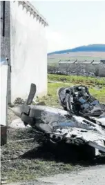  ??  ?? A la izquierda, la avioneta del piloto fallecido, que cayó en un camino vecinal y provocó que un coche se incendiase (a la derecha).