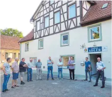  ?? FOTO: BAUCH ?? Bei einem Ortstermin hat sich der Gemeindera­t Adelmannsf­elden ein Bild von den laufenden Umbaumaßna­hmen im ehemaligen Gasthof Adler gemacht.