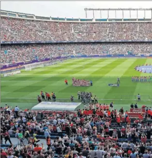  ??  ?? GRAN ESCENARIO. El Calderón, con su aforo completo, durante el partido de Liga frenteal Sporting de Gijón.